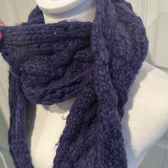 American Eagle Outfitters Wool Blend Chunky Knit Scarf and Fingerless Gloves - Picture 5 of 9